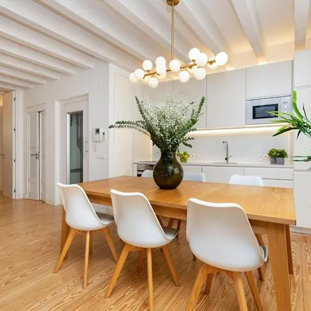 • Downtown • 3 Bedrooms • Balcony Lejlighed *