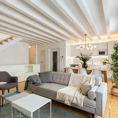 • Downtown • 3 Bedrooms • Balcony Apartment Lisbon