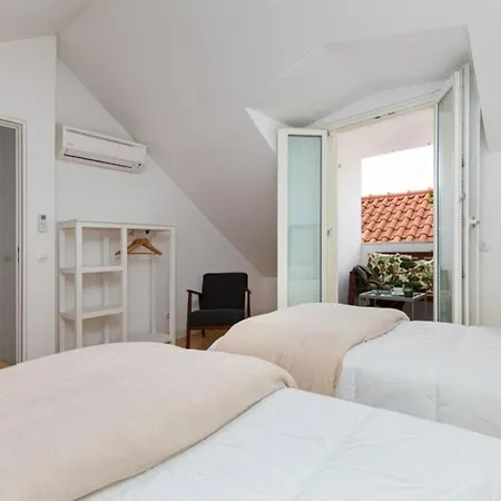 • Downtown • 3 Bedrooms • Balcony Lejlighed