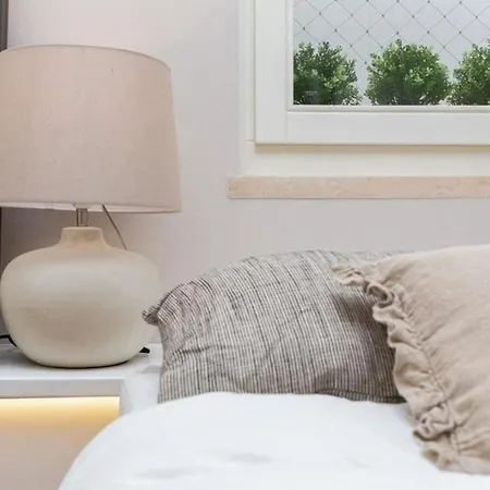 • Downtown • 3 Bedrooms • Balcony Lejlighed *