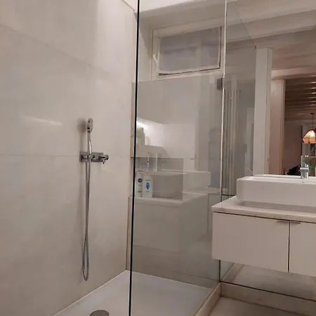 • Downtown • 3 Bedrooms • Balcony Lejlighed