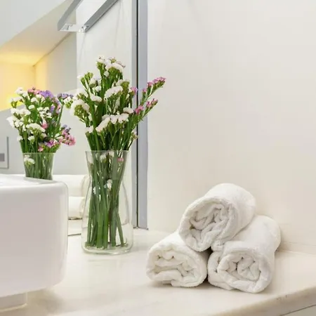 • Downtown • 3 Bedrooms • Balcony Lejlighed *