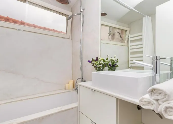 • Downtown • 3 Bedrooms • Balcony Lisbon